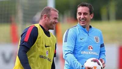 Rooney and Neville in Discussion